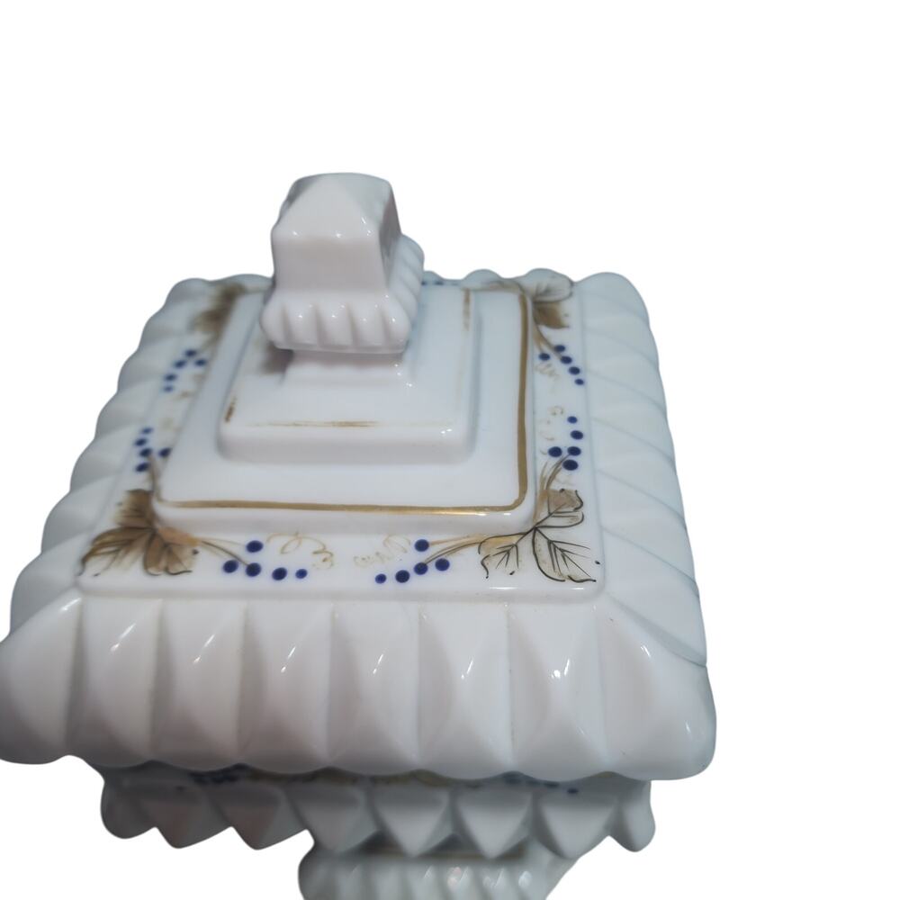 VINTAGE WESTMORELAND MILK GLASS LIDDED WEDDING BOX CANDY PEDESTAL DISH 1950 - Picture 3 of 10
